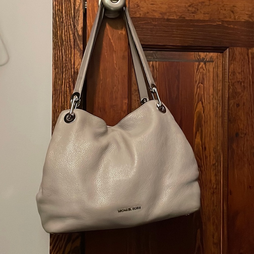 Michael Kors Raven purse in pearl gray!!